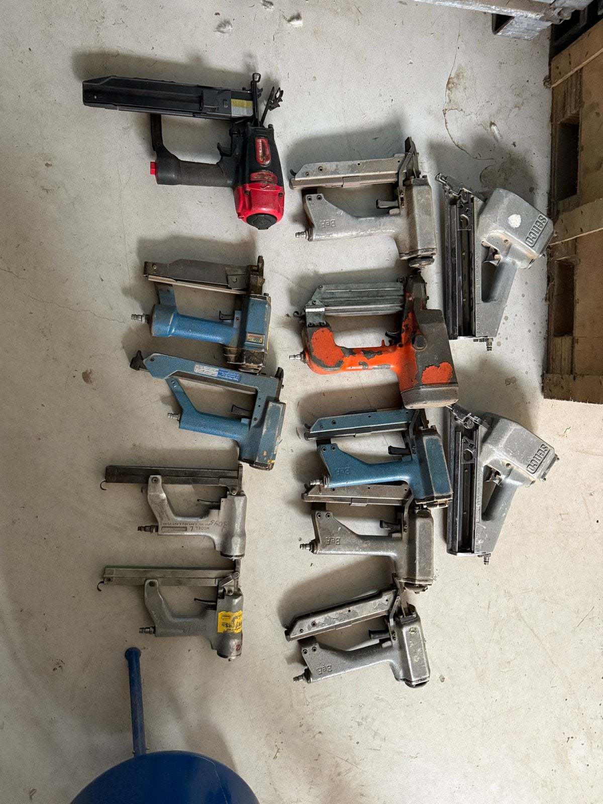 Diverse tackers en nietmachines, inclusief nietjes, Ophalen of Verzenden, Gebruikt, Tacker/nietmachine, Overige merken