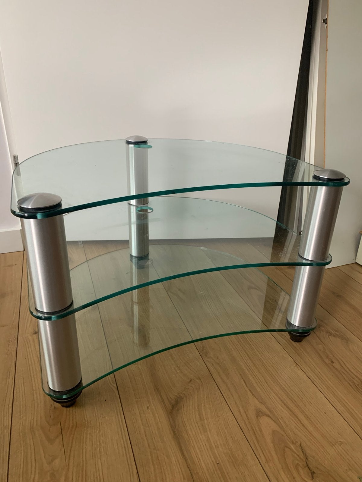 Glazen bijzettafel / stereo-meubel met metalen poten, Ophalen, Gebruikt, 50 tot 100 cm, Glas