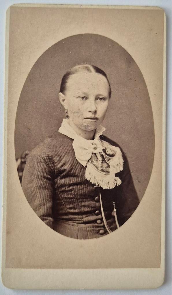 141 cdv meisje Leeuwarden fotograaf Th.M Staas, Ophalen of Verzenden, Voor 1940, Gebruikt, Kind