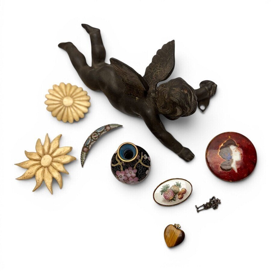 Lot diverse kleine objecten, o.a. cloisonné vaasje, broches, Ophalen of Verzenden