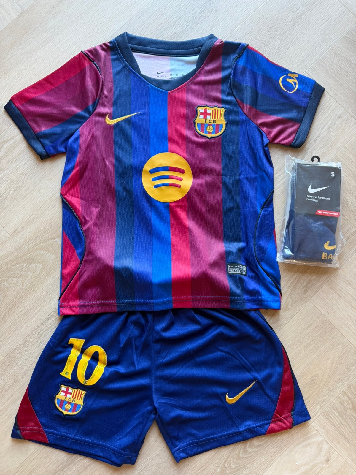 Nieuw FC Barcelona thuis voetbal tenue Lamine Yamal 26/27, Maat XS of kleiner, Ophalen of Verzenden, Zo goed als nieuw, Set