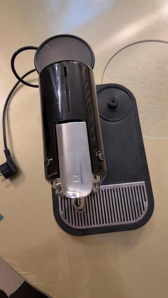 Nespresso koffiemachine - Goede staat (melkschuimer defect), Witgoed en Apparatuur, Koffiezetapparaten, Ophalen of Verzenden, Gebruikt