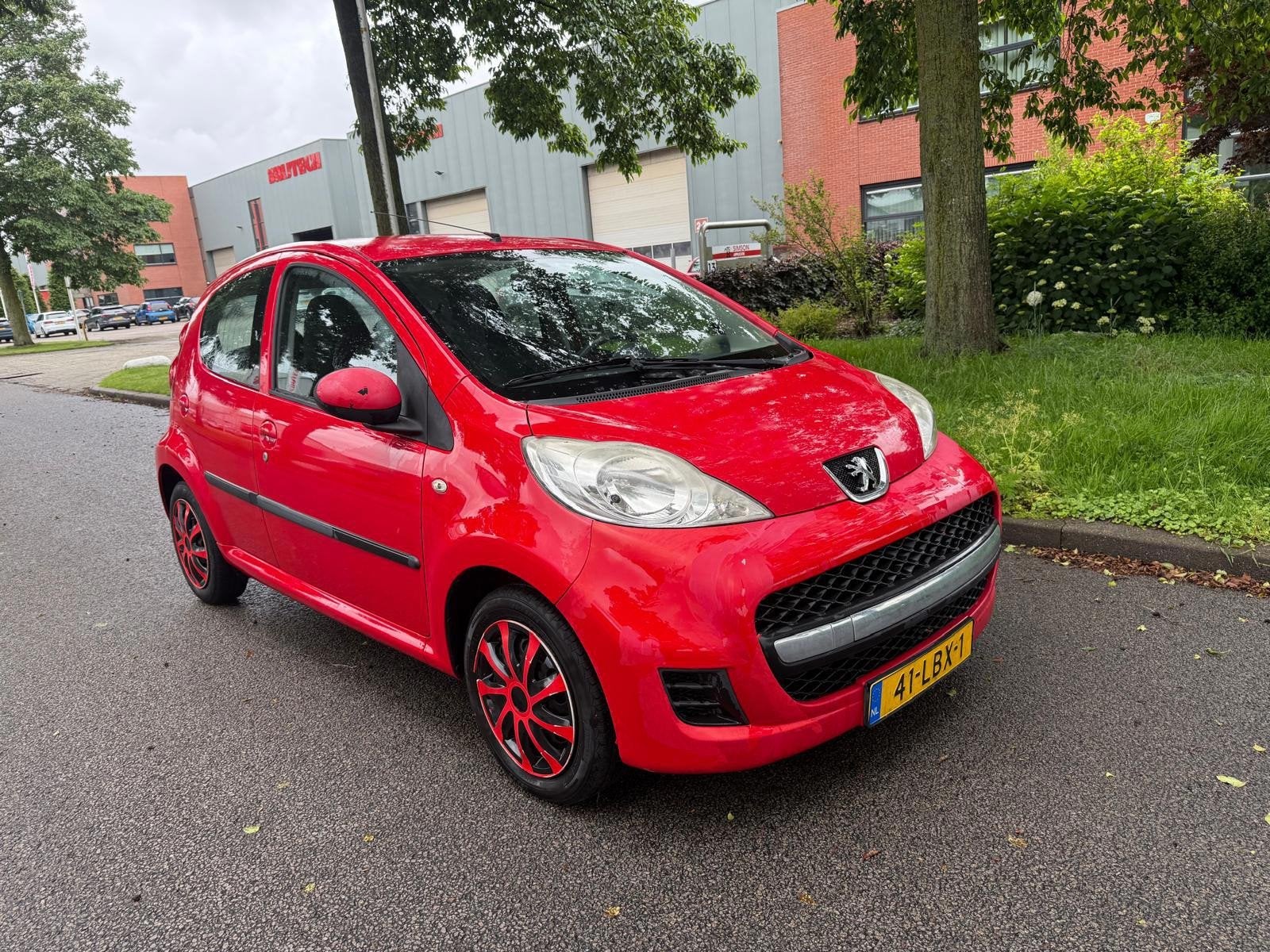 Peugeot 107 1.0-12V XS 5 drs (sprijstuk lekt), Voorwielaandrijving, Gebruikt, 4 stoelen, 68 pk