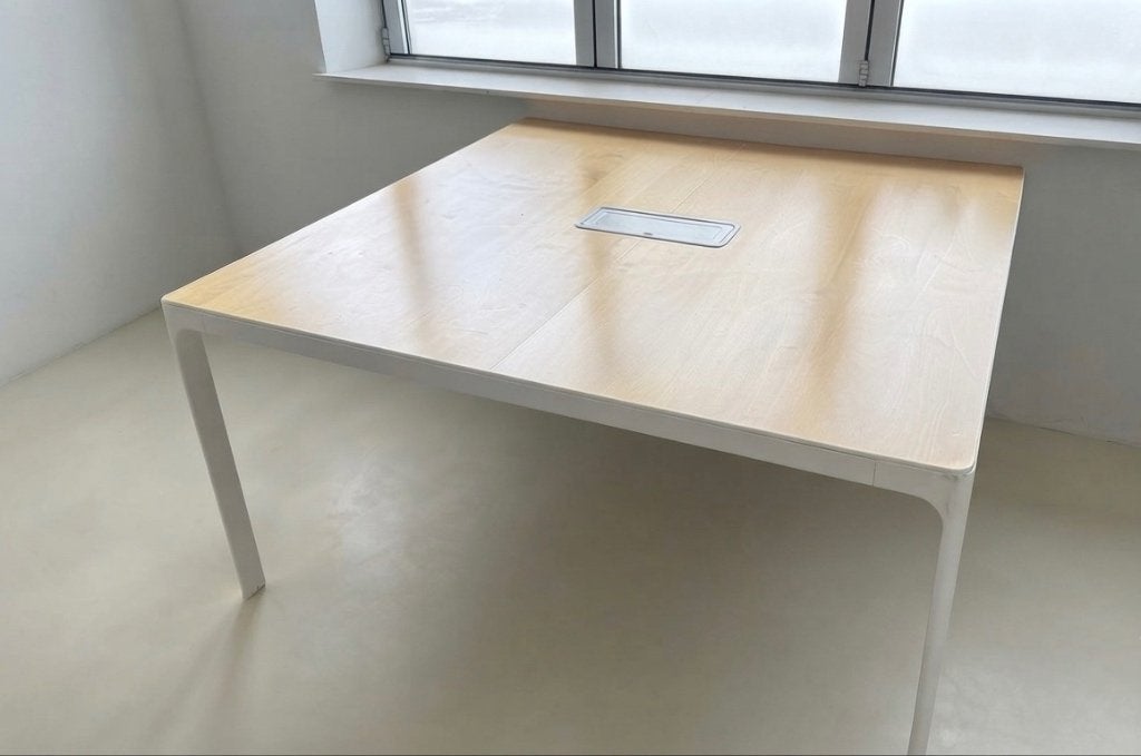 Ikea werk/hobby tafel 140x140 met stekkervak, Huis en Inrichting, Tafels | Eettafels, Ophalen, Gebruikt, Metaal, Vier personen