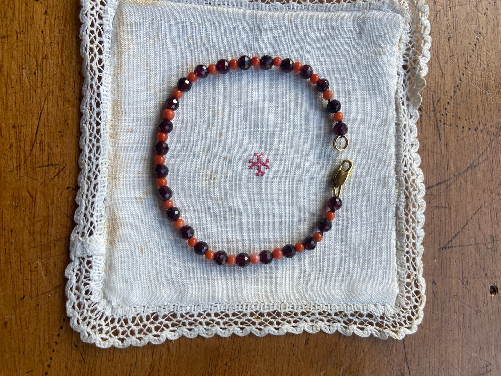 Armbandje granaat bloedkoraal antiek, Sieraden, Tassen en Uiterlijk, Ophalen of Verzenden, Overige materialen, Ketting