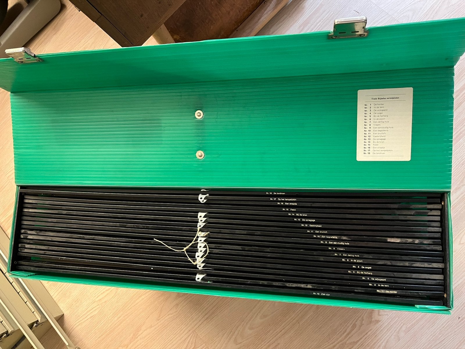 Oude Bijbelse schoolplaten in koffer, Ophalen, Geschiedenis