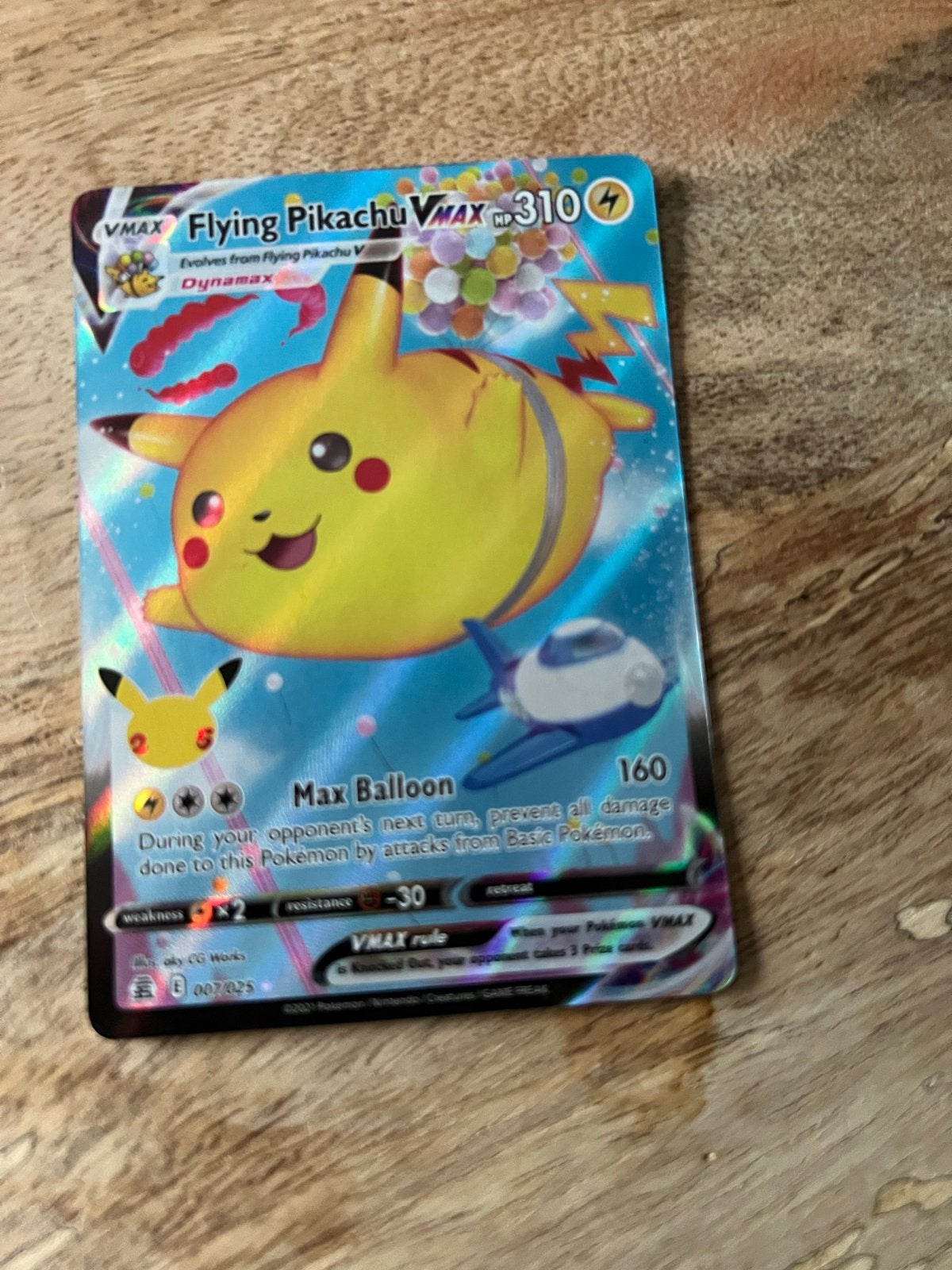 Flying Pikachu VMAX Pokémon kaart, Ophalen of Verzenden, Zo goed als nieuw, Losse kaart, Foil