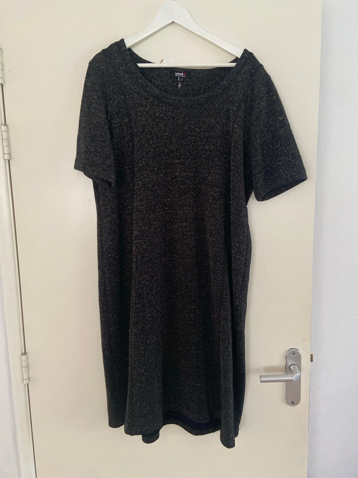 Yesta by X-Two Zwart Jurkje met Gouden Glitter, Kleding | Dames, Jurken, Zo goed als nieuw, Maat 46/48 (XL) of groter, Zwart, Boven de knie