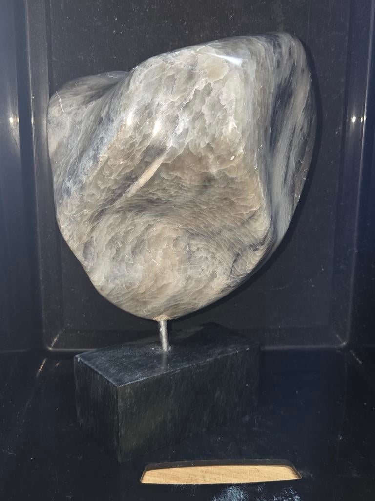 Abstracte sculptuur van steen op sokkel, Ophalen of Verzenden