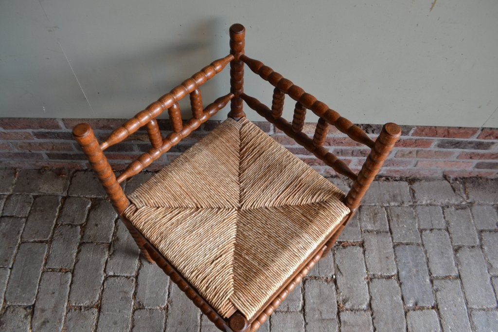 Prachtige antieke eiken houten hoekstoel met biezen zitting., Verzenden