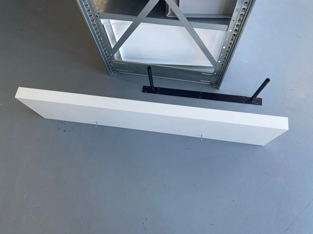 Witte zwevende IKEA wandplank met beugel, Huis en Inrichting, Woonaccessoires | Wandplanken en Boekenplanken, Ophalen, Zo goed als nieuw