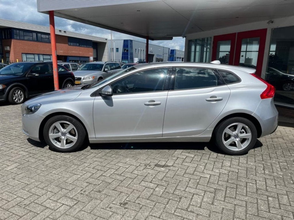 Volvo V40 2.0 T2 122PK Momentum Bluetooth  Nieuwe Distributi, Voorwielaandrijving, Gebruikt, Euro 6, 4 cilinders