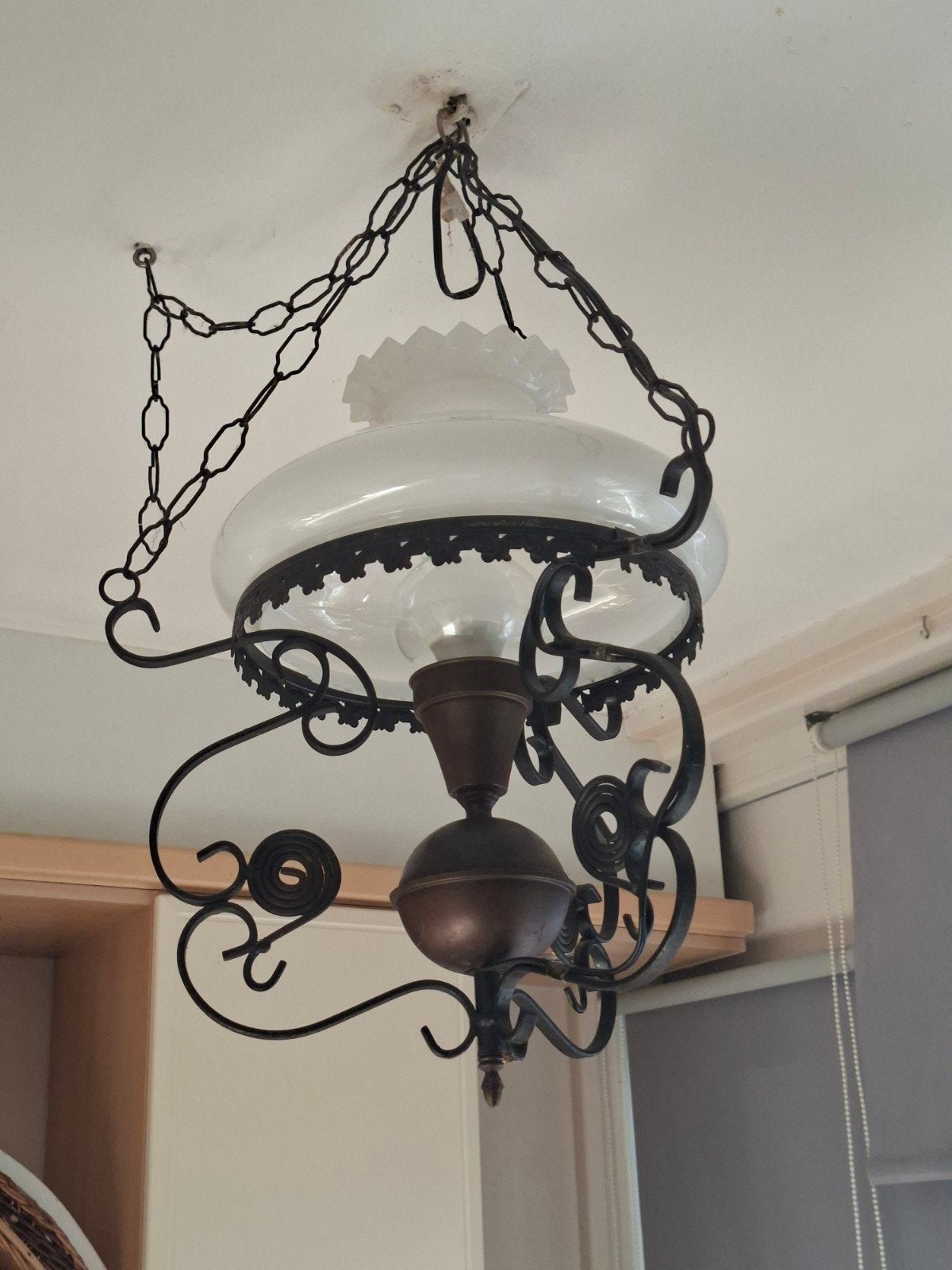 Antieke hanglamp met melkglas kap en smeedijzeren frame, Ophalen