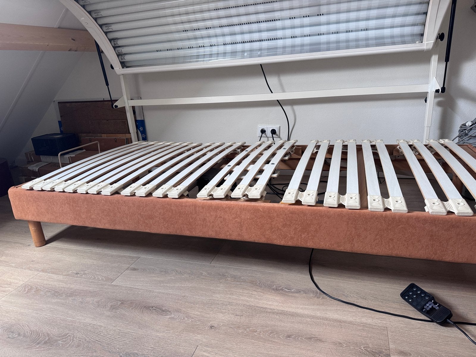 Elektrisch verstelbaar eenpersoonsbed 90x200 cm, Ophalen, 90 cm, Eenpersoons, Bruin