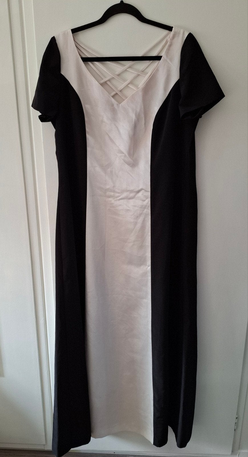 Elegante jurk met open rug, Zwart, Maat 42/44 (L), Ophalen of Verzenden, Onder de knie