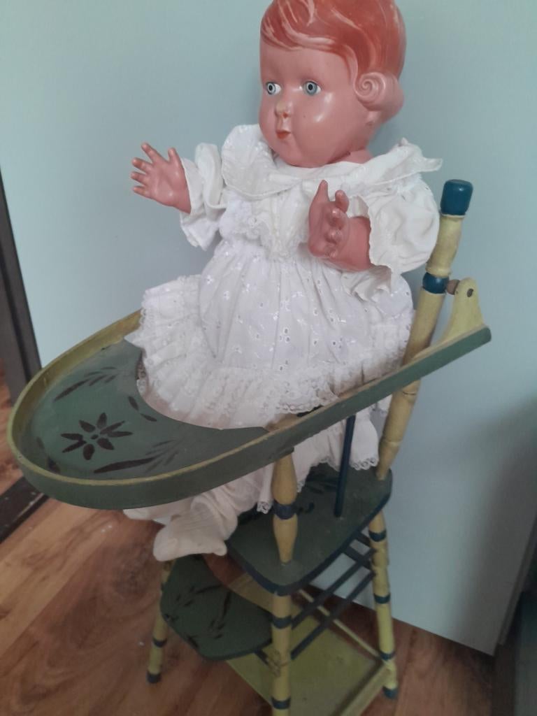 Antieke porseleinen pop in Hindelooper stoeltje, Ophalen