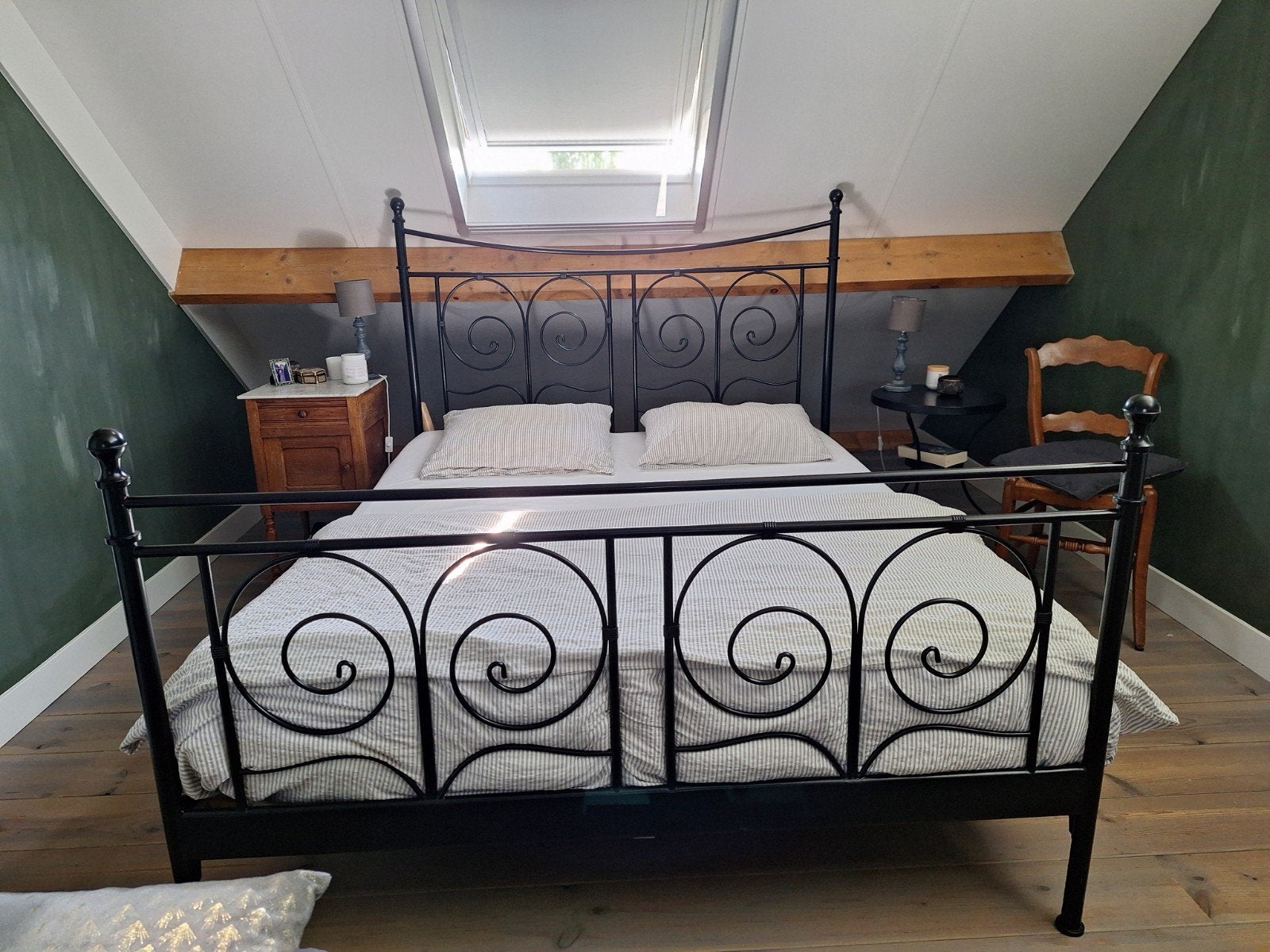 Zwart stalen bed met lattenbodems - 1.60 x 2.00 meter