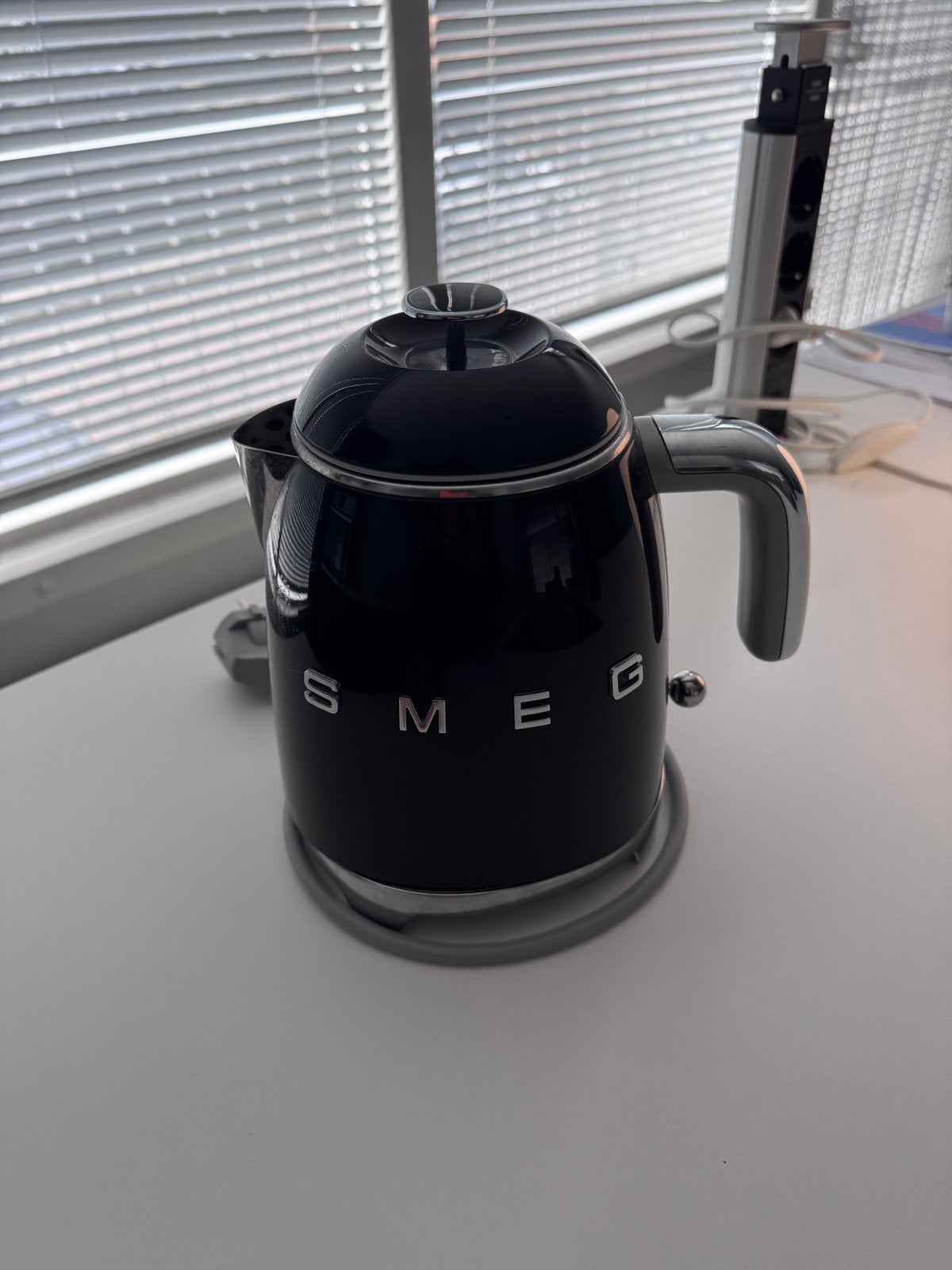 Smeg Mini Waterkoker Zwart - Compact en Stijlvol, Minder dan 1 liter, Ophalen, Zo goed als nieuw, Draadloos
