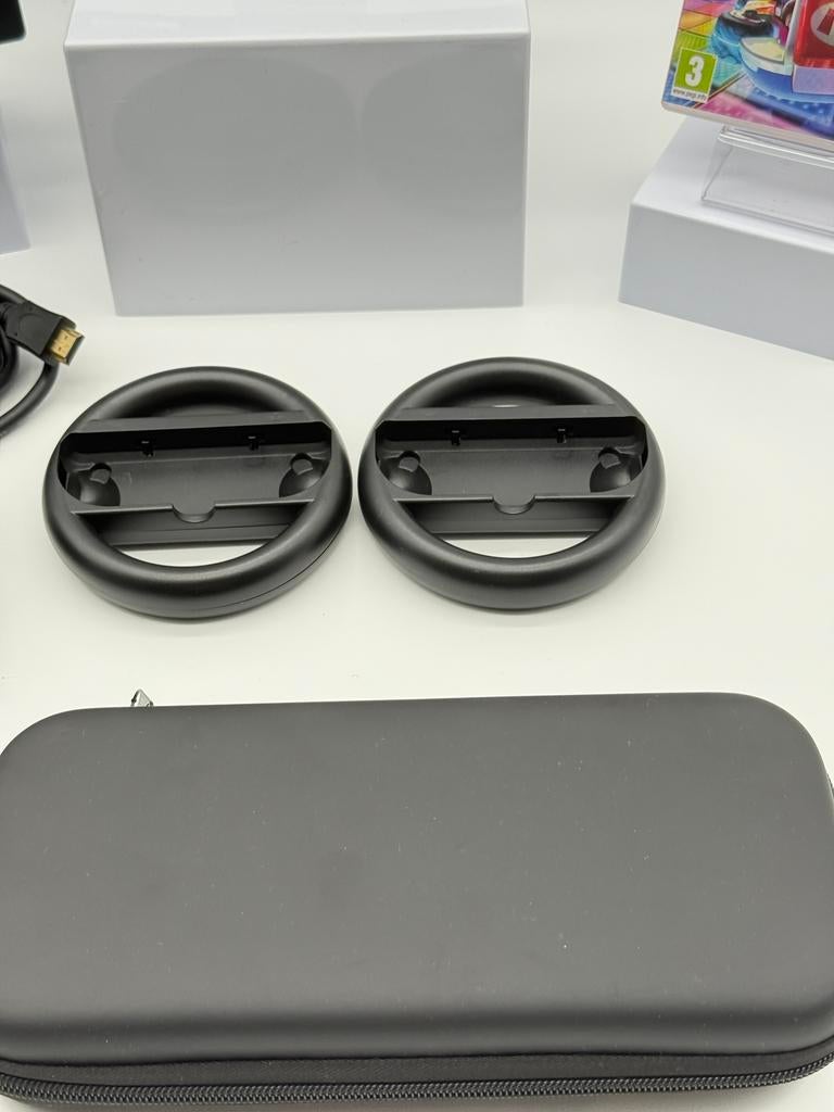 NINTENDO SWITCH NIEUW MODEL 2023 V2 MARIO KART+STUURTJES, Spelcomputers en Games, Spelcomputers | Nintendo Switch, Met 2 controllers