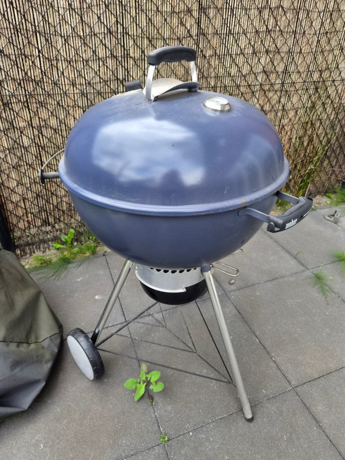 Weber Master-Touch 57 cm houtskool BBQ – grijs+beschermhoes, Tuin en Terras, Houtskoolbarbecues, Ophalen, Gebruikt, Weber