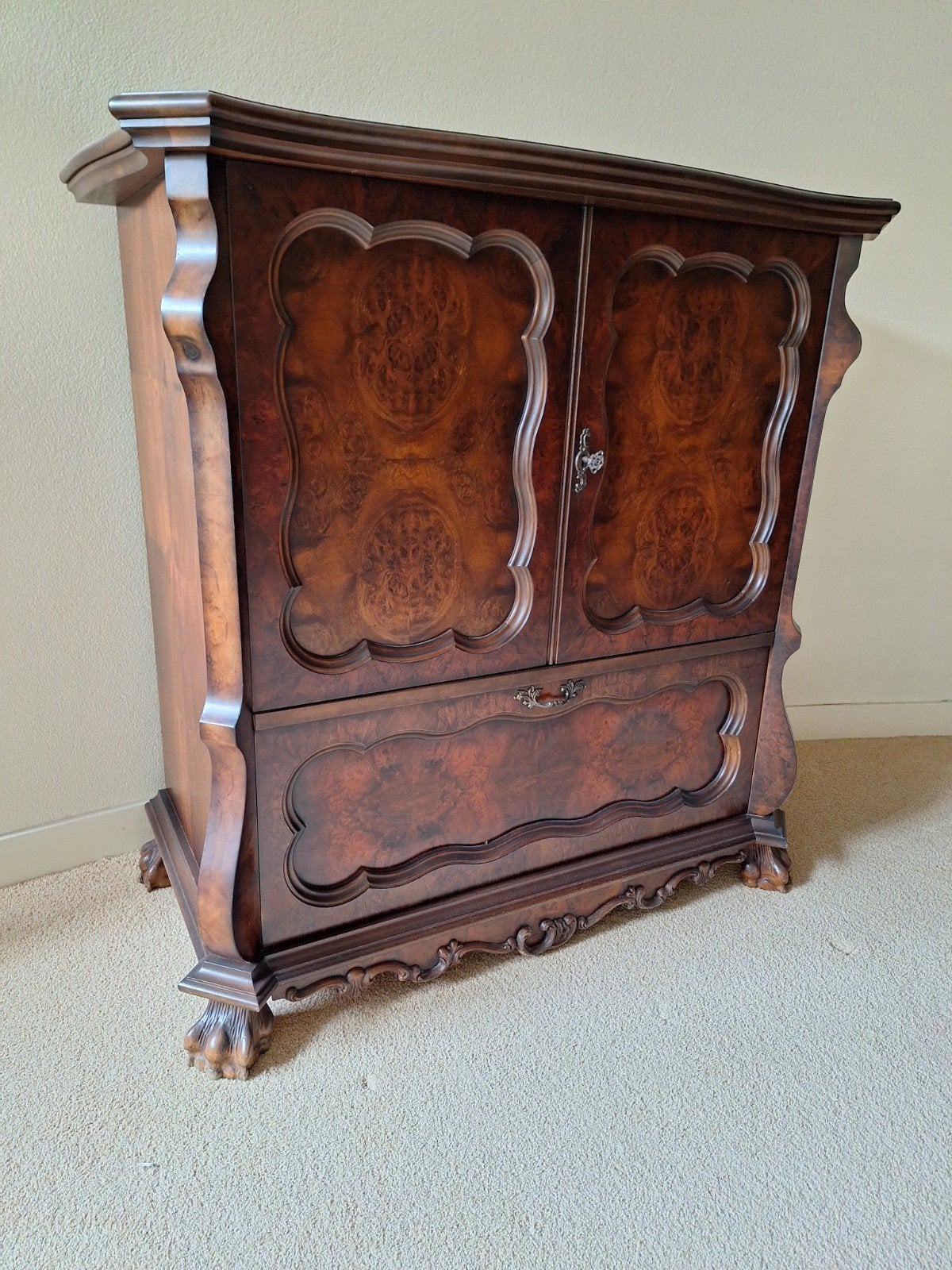 Vintage Bar Kast Wortelnoten - Louis XV - TV Kast met Leeuwe, Ophalen