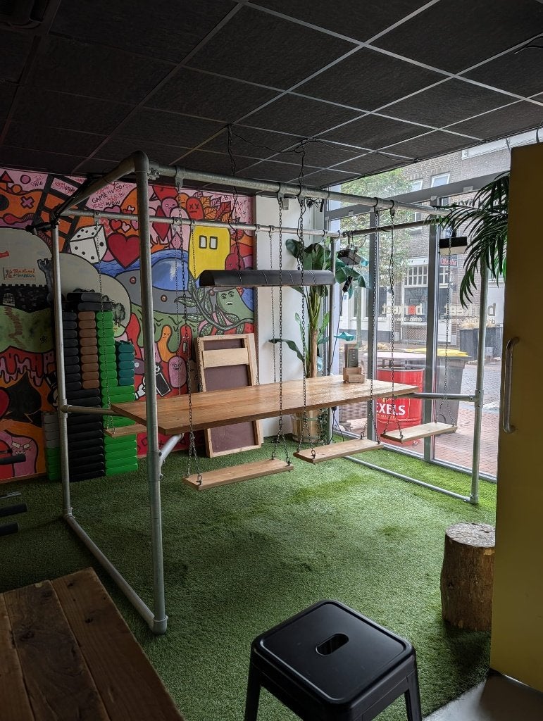 Unieke schommelbank met tafel - Hout en metaal, Ophalen, Zo goed als nieuw, Rechthoekig, Hout