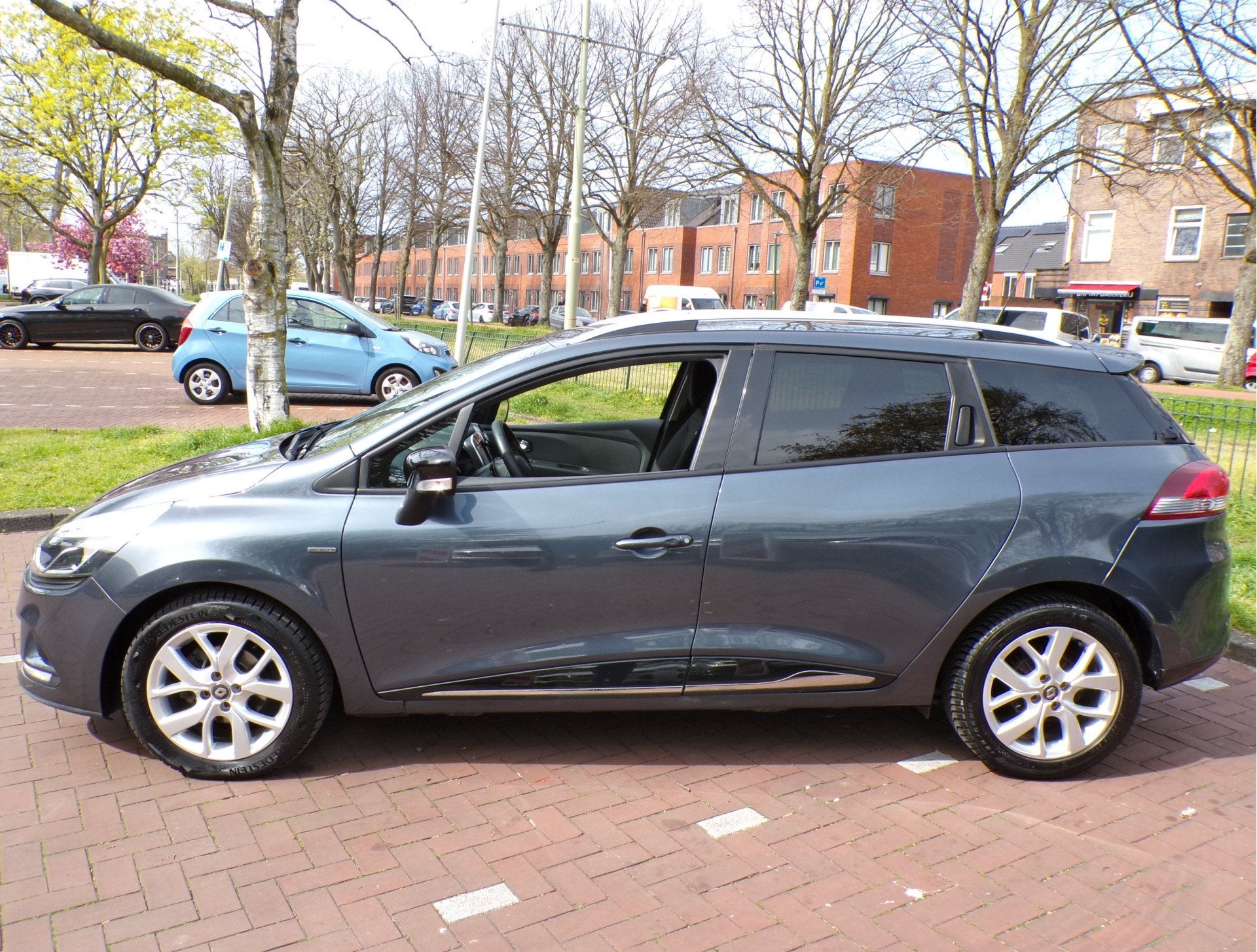Renault Clio Estate 1.2 TCe Intens AUTOMAAT TEL NAVI CRUISEC, Auto's, Dealer onderhouden, Gebruikt, Euro 6, 4 cilinders