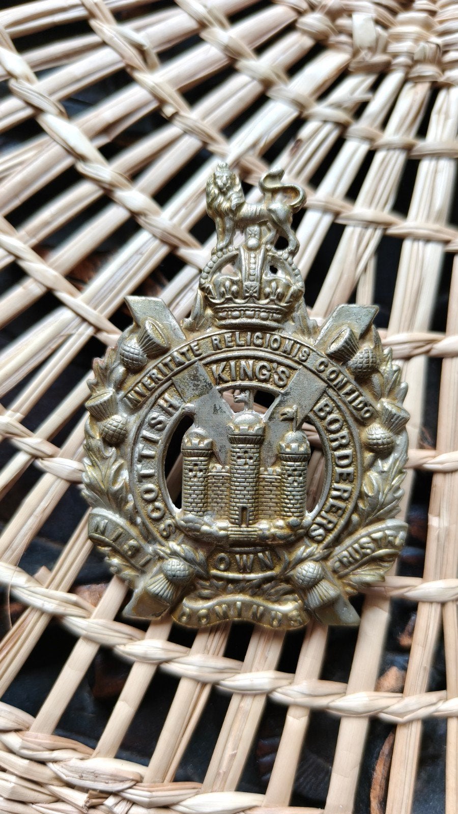 Originele WW2 capbadge King's Own Scottish Borderers., Ophalen of Verzenden, Nederland, Embleem of Badge