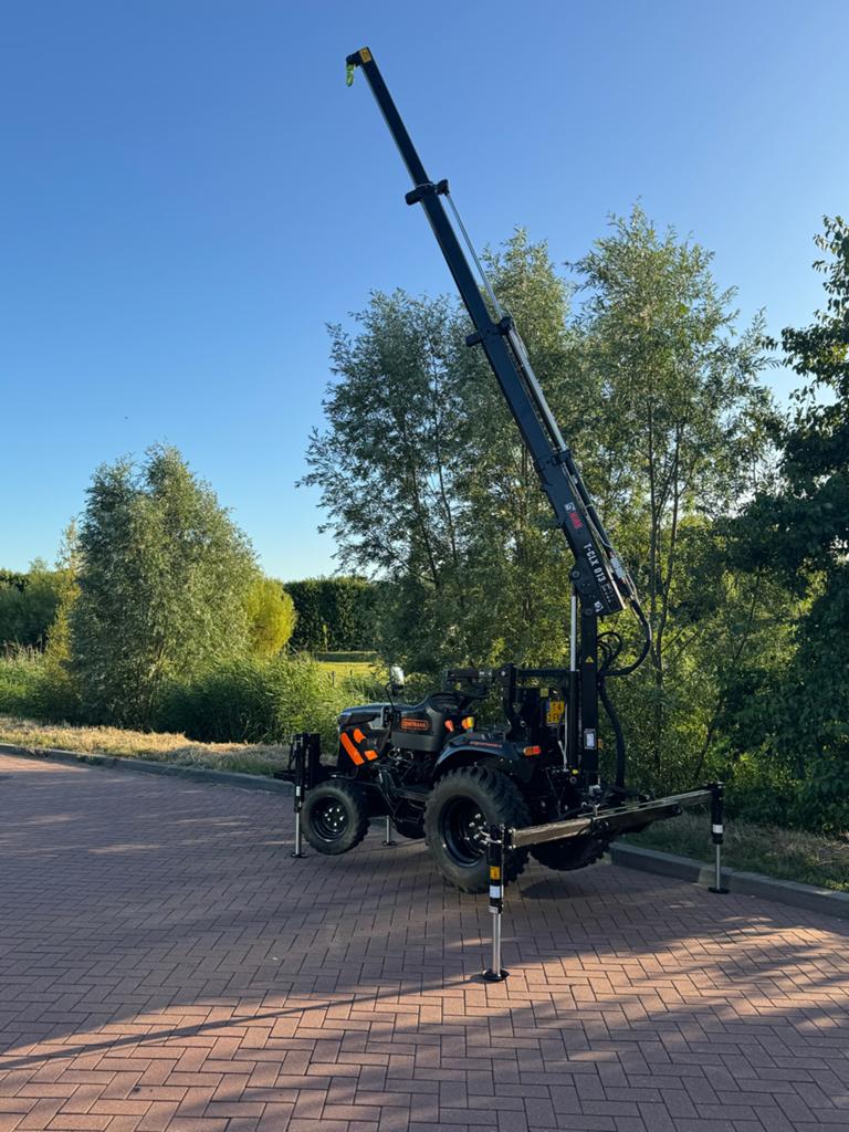 Compacte tractor met HIAB T-CLX 013 kraan, Ophalen of Verzenden, Gebruikt, Tot 80 Pk, Overige merken