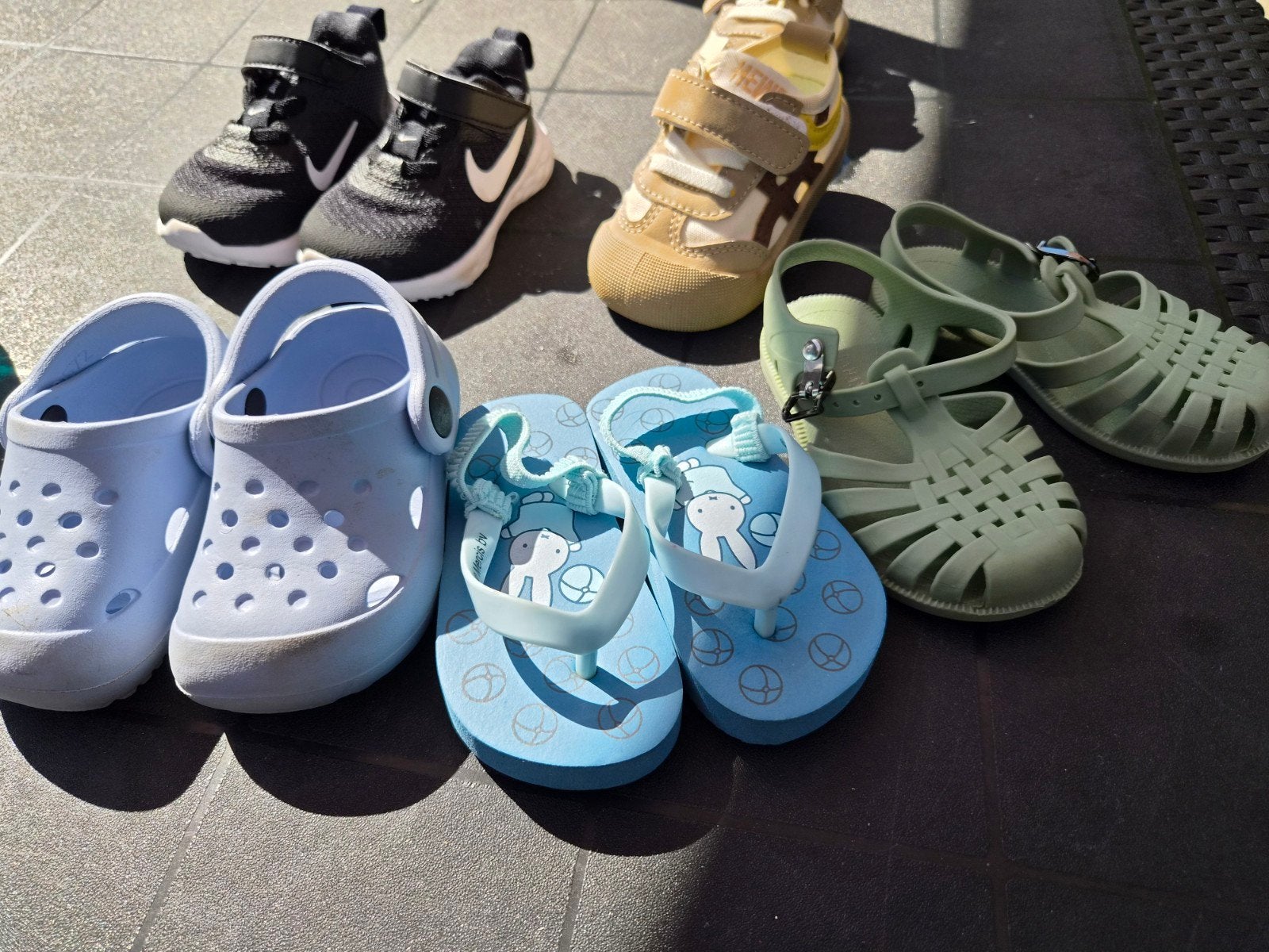 Pakket kinderschoenen: sneakers, slippers, waterschoentjes, Kinderen en Baby's, Kinderkleding | Schoenen en Sokken, Gebruikt, Jongen of Meisje