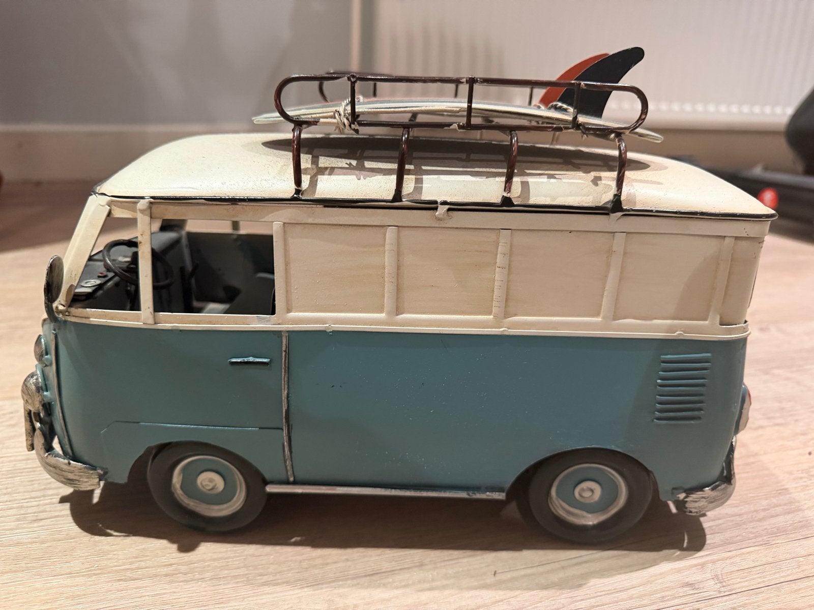 Metalen Volkswagen busje met surfplanken - Retro decoratie, Overige merken, Gebruikt, Auto, Groter dan 1:32