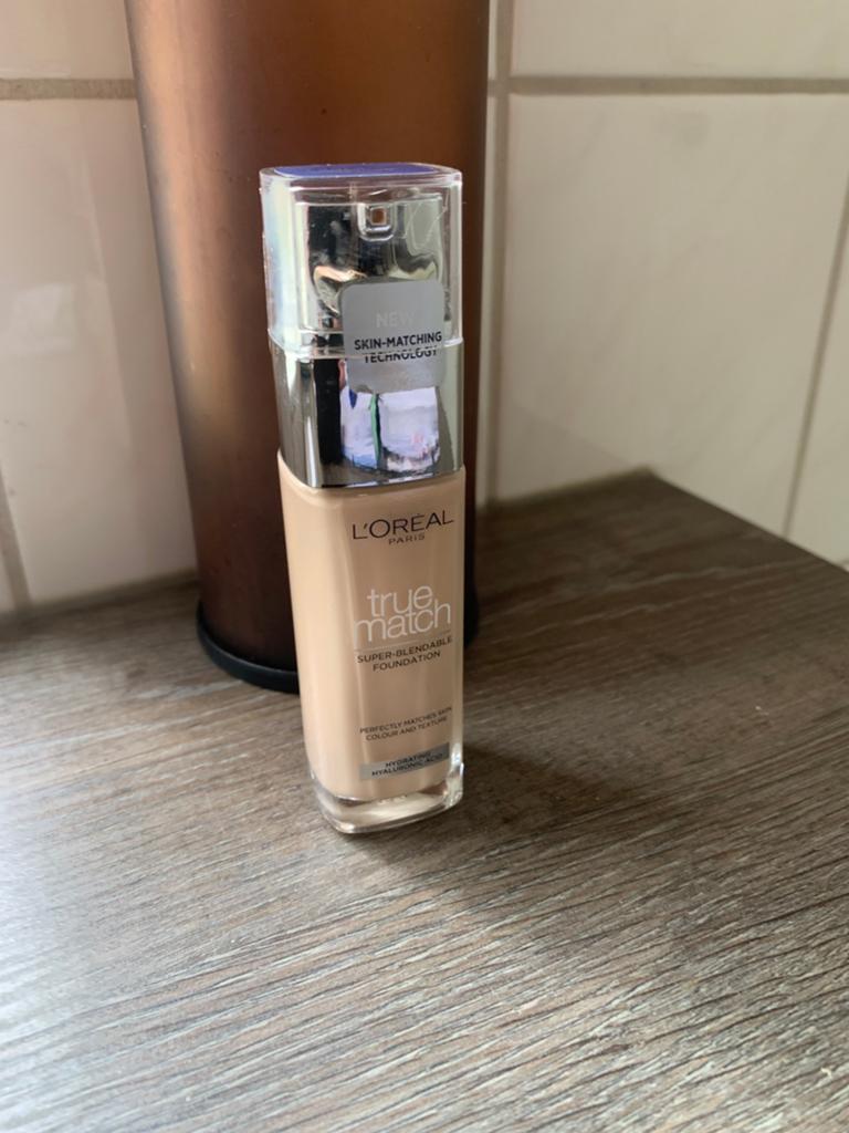 Gratis  L’Oreal true match foundation, Ophalen of Verzenden, Zo goed als nieuw, Beige, Gehele gezicht
