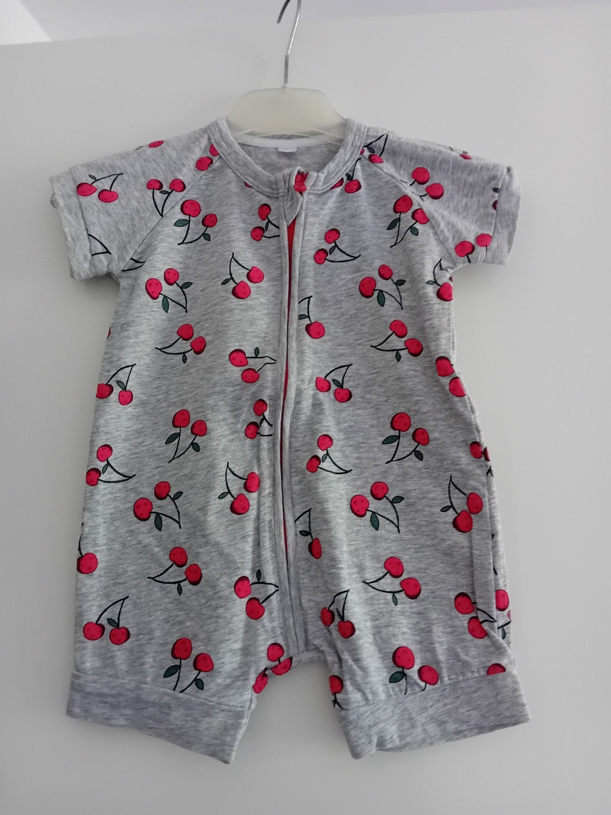 Zomerpakje maat 68 Lovable. kersenprint. Ongedragen., Kinderen en Baby's, Babykleding | Maat 68, Meisje, Ophalen of Verzenden