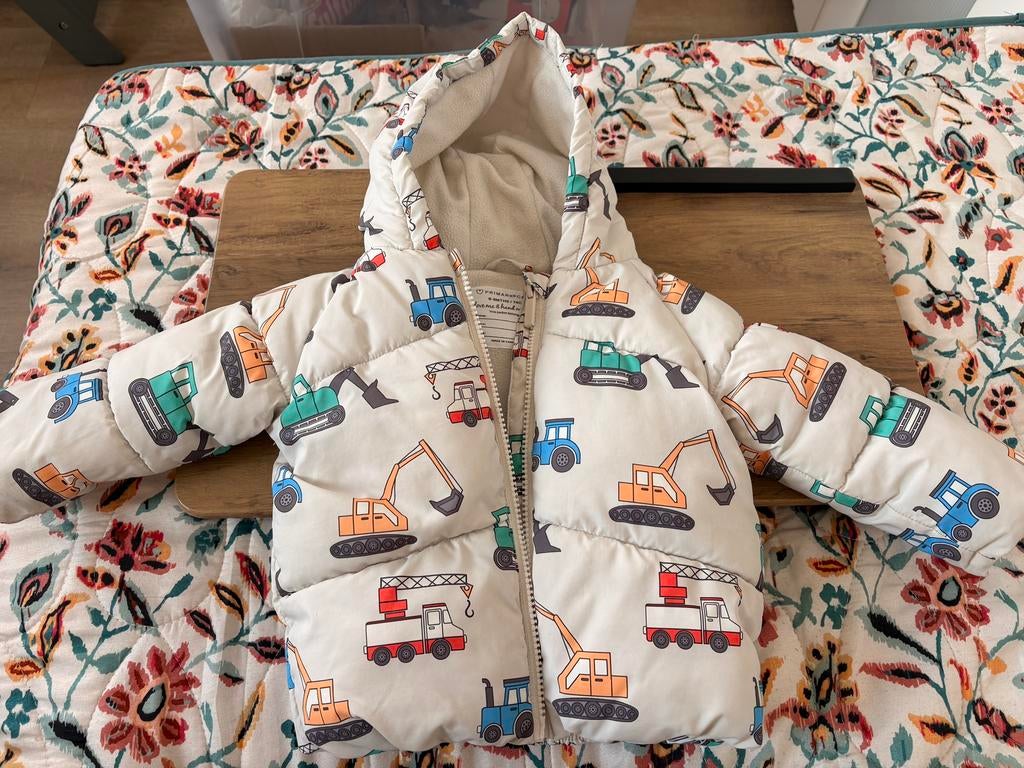 Primark voertuigen winter jas maat 74, Kinderen en Baby's, Ophalen of Verzenden, Zo goed als nieuw, Jongetje, Jasje