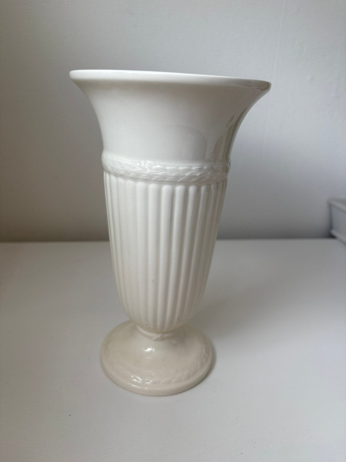 Wedgwood Edme vaas 21,5 cm, Huis en Inrichting, Woonaccessoires | Vazen, Ophalen of Verzenden, Zo goed als nieuw, Beige, 22 cm