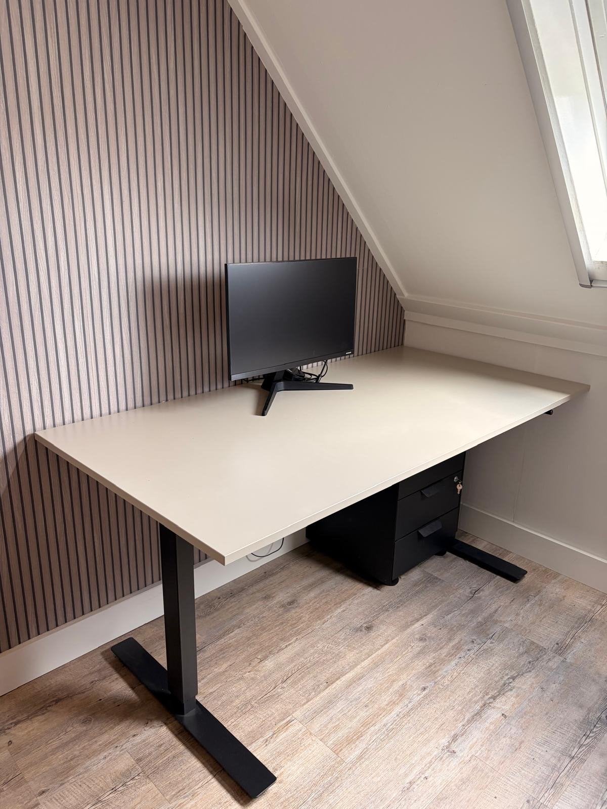Zo goed als nieuw bureau - handmatig verstelbaar, Ophalen, Zit-sta bureau, Spaanplaat of MDF, In hoogte verstelbaar