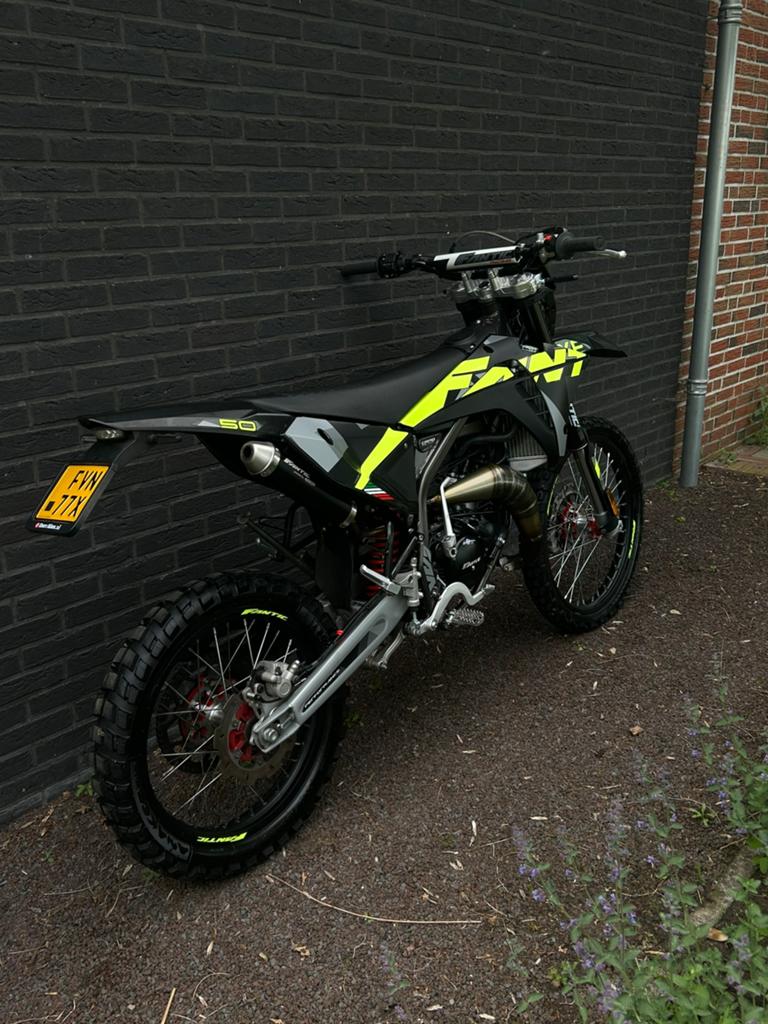 Fantic XE50 performance 2026 schakelbrommer, Fietsen en Brommers, 6 versnellingen, Zo goed als nieuw, 50 cc, Ophalen