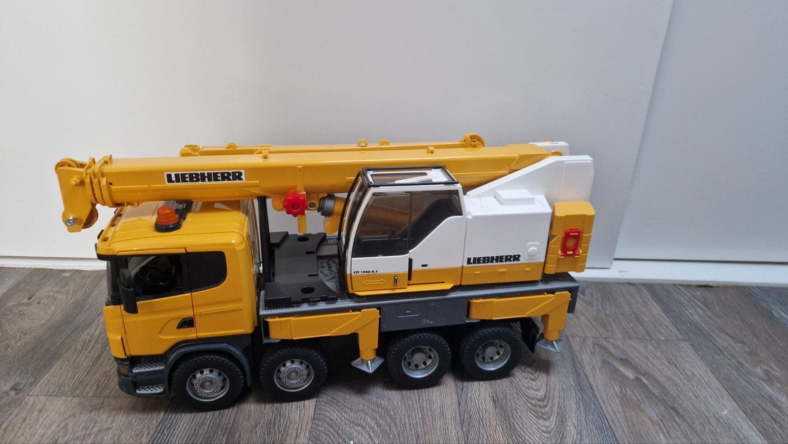 Liebherr hijskraan met  zwaailichten, Ophalen