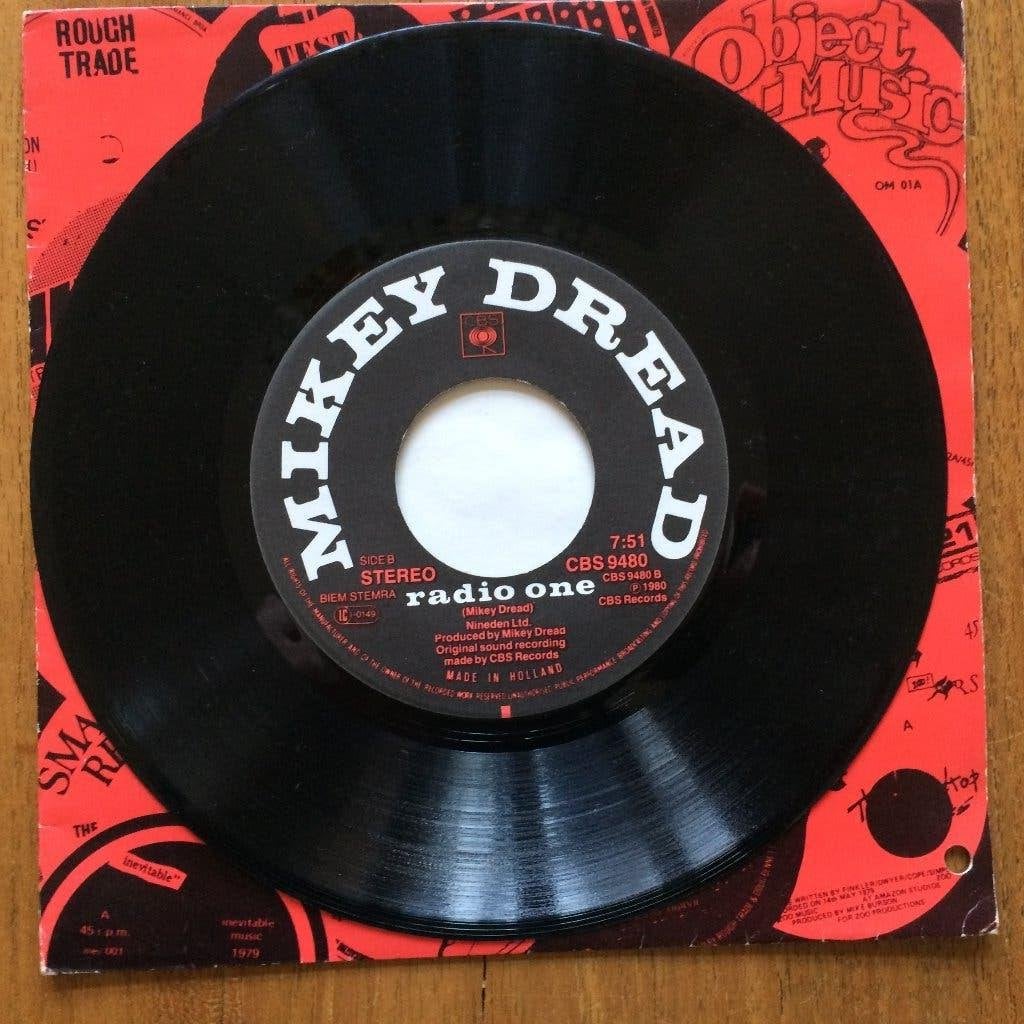 Mikey Dread Radio One dub reggae / The Clash Hitsville U.K., Cd's en Dvd's, Vinyl Singles, 7 inch, Ophalen of Verzenden, Zo goed als nieuw