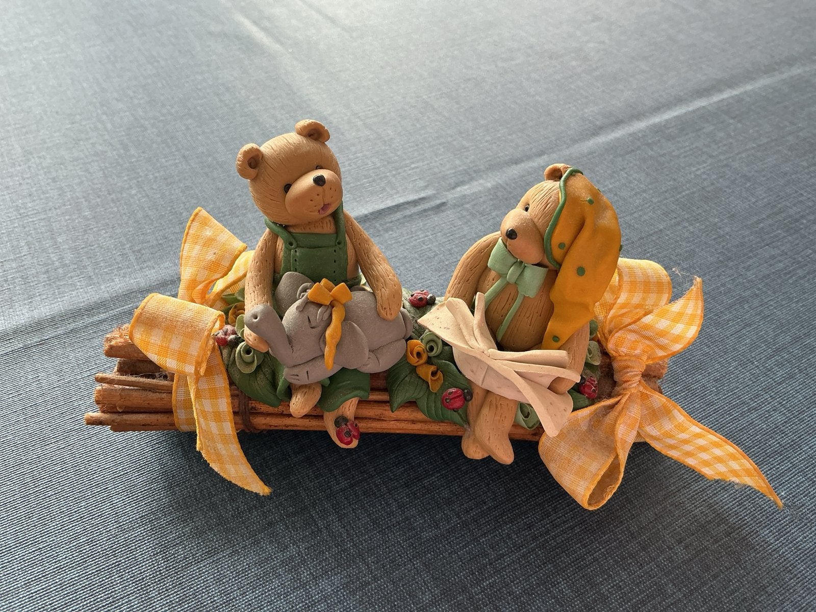 Handgemaakt Fimo klei beeldje: Beertjes op boomstam, Ophalen of Verzenden, Nieuw, Beeldje, Overige merken
