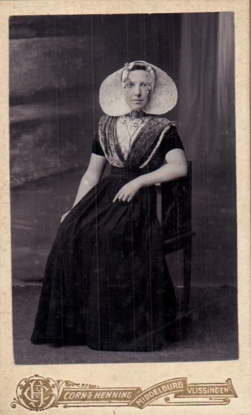 CDV- Dame op stoel in fraaie klederdracht- C.Henning-M'burg, Gebruikt, Foto, Klederdracht, Ophalen of Verzenden