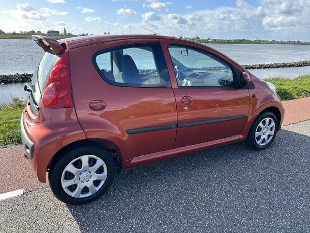 Peugeot 107 5 deurs 2010 airco 6 maanden garantie, nwe koppe, Auto's, Keurmerk '100% Onderhouden', Dealer onderhouden, Gebruikt