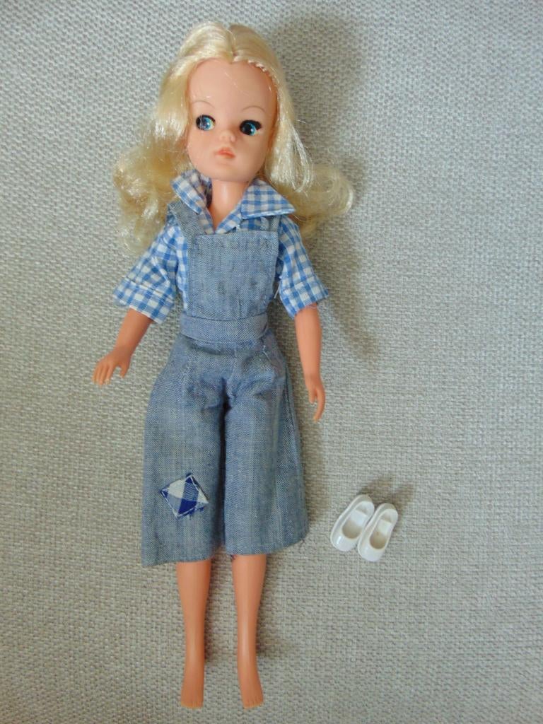 Sindy popje in tuinbroek, Ophalen of Verzenden, Gebruikt, Pop
