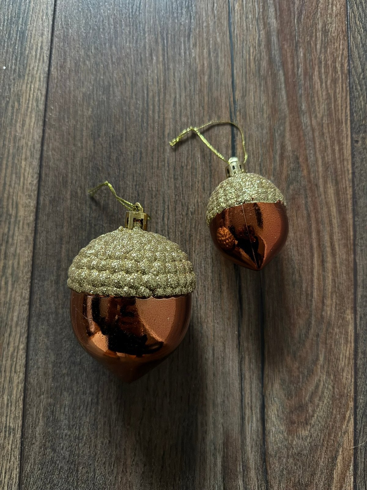 Twee kerst ornamenten / ballen van een dennenappel, Diversen, Kerst, Ophalen of Verzenden, Nieuw