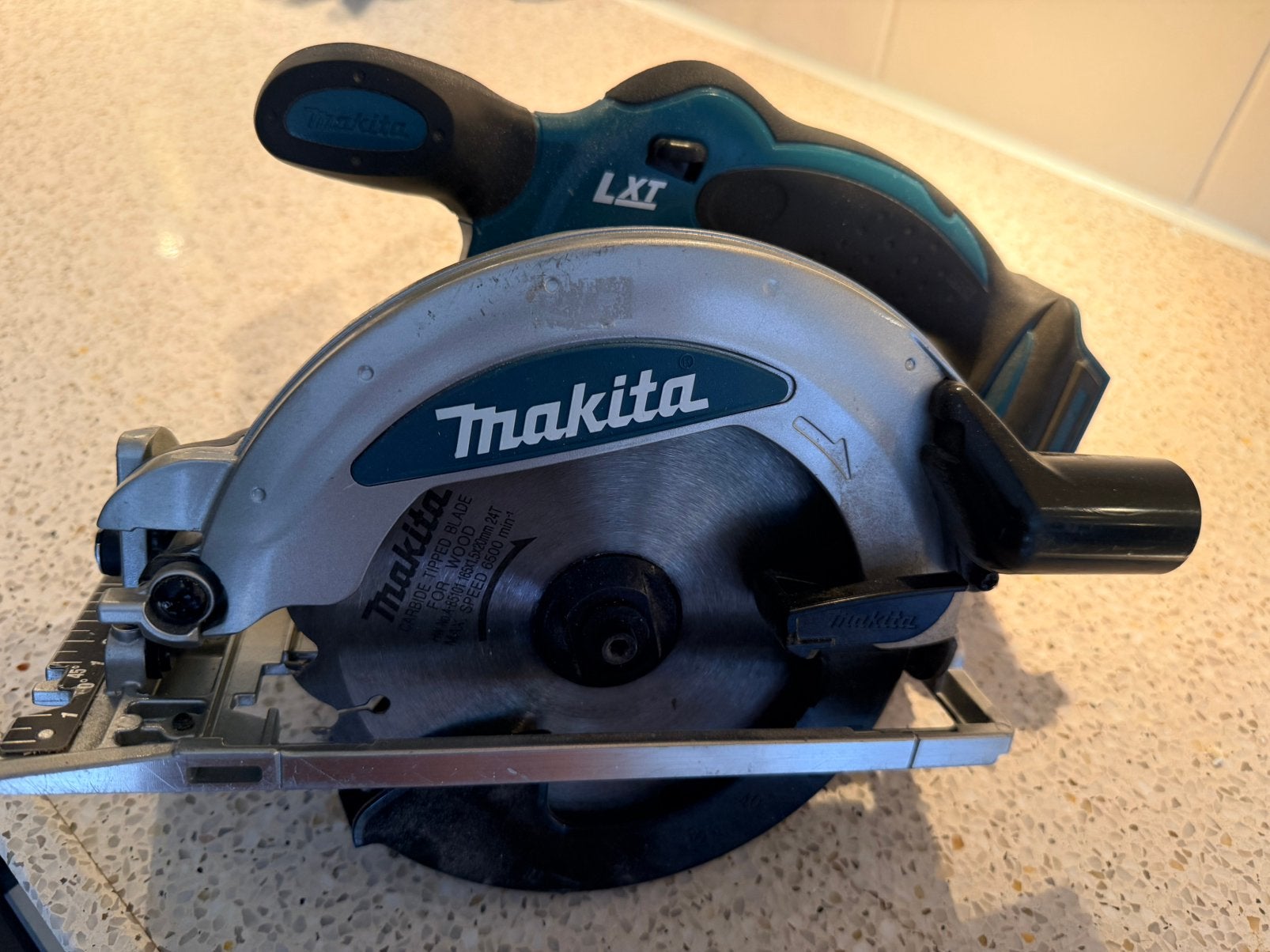 Makita dss610, Cirkelzaag, Verzenden, Zo goed als nieuw, 30 tot 70 mm