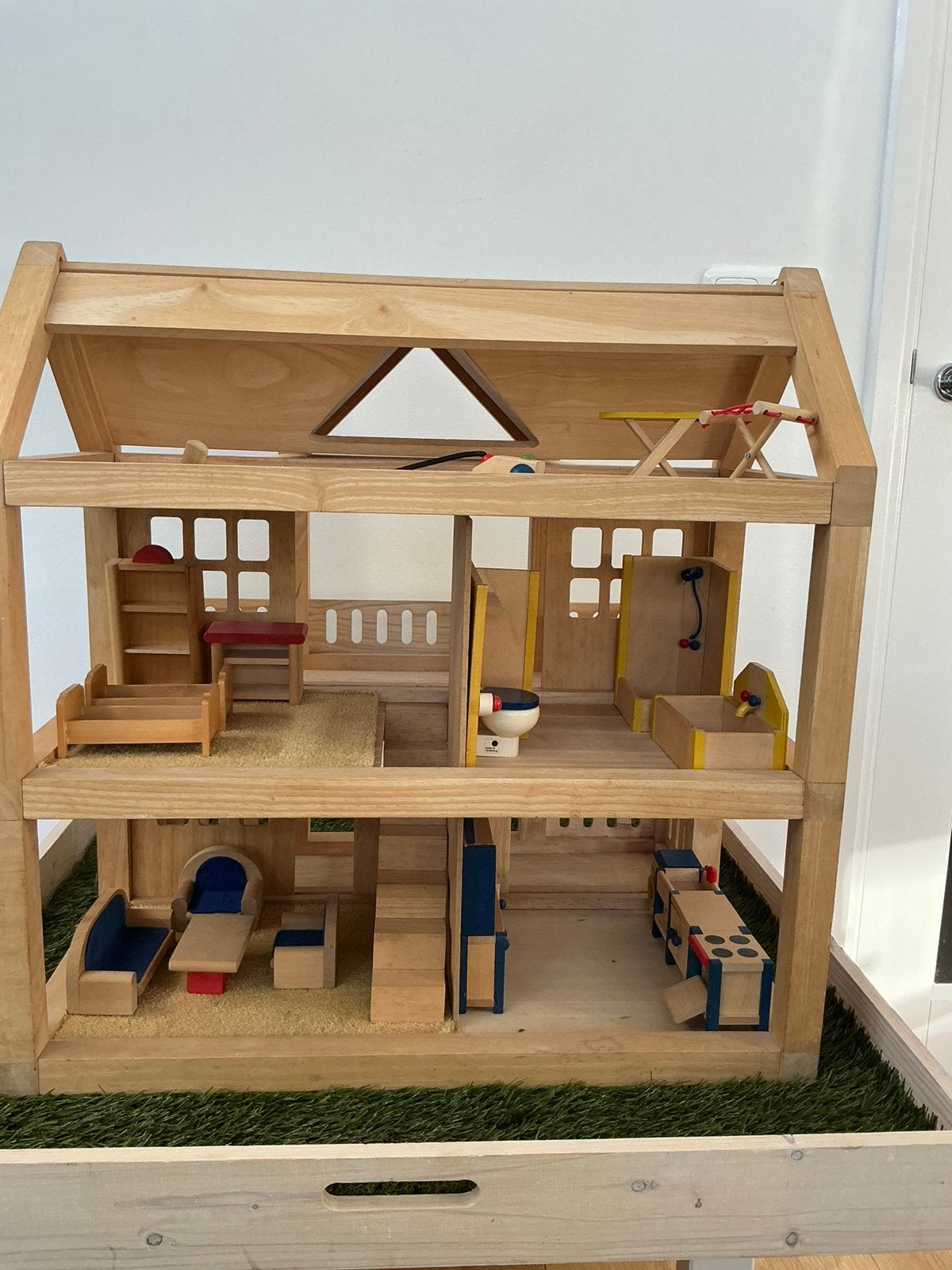 Poppenhuis Selecta hout Incl tafel, meubeltjes + poppetjes, Ophalen, Poppenhuis