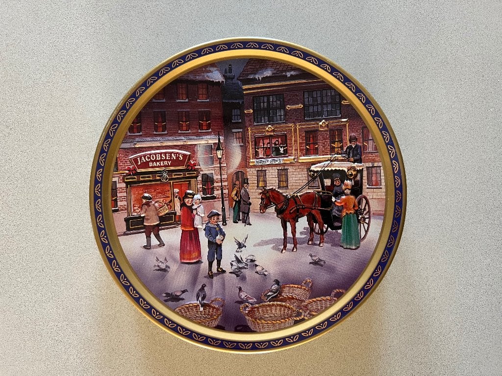 Koekjes blik van Jacobsens of Denmark Bakery met reliëf, Ophalen, Zo goed als nieuw, Koek(jes), Overige merken