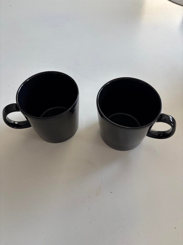 Vintage Iittala Teema bekers zwart (1 met chip), Ophalen, Gebruikt, Keramiek, Effen