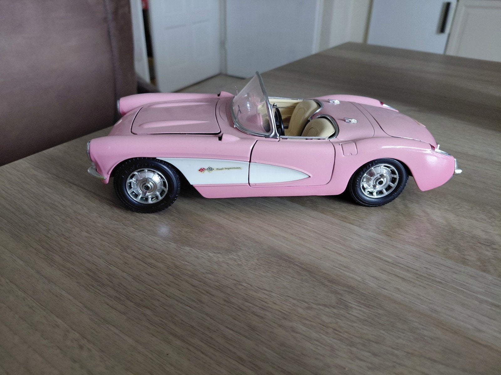 roze chevrolet corvette, Hobby en Vrije tijd, Ophalen of Verzenden, Gebruikt, Auto, Bburago
