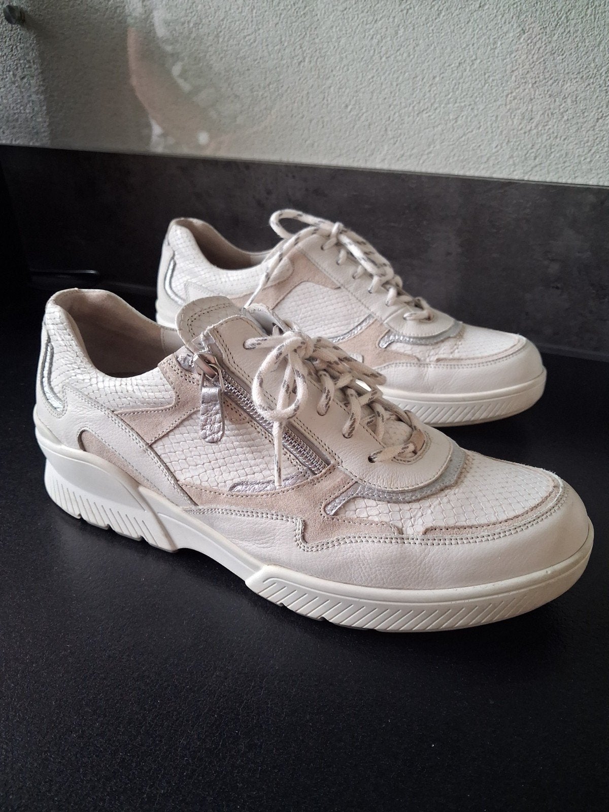DUREA dames sneakers, maat 8,5, kleur wit met beige streep., Kleding | Dames, Schoenen, Ophalen of Verzenden, Zo goed als nieuw